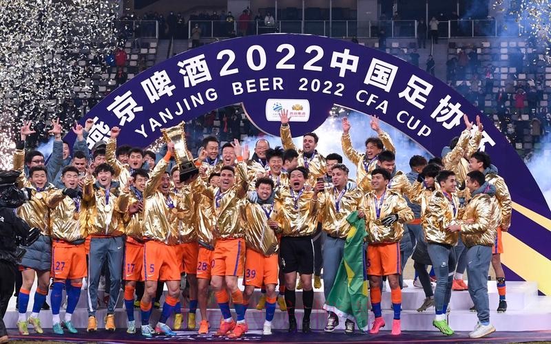 2022足协杯山东泰山创造历史三连冠 全民足球带来春天讯息